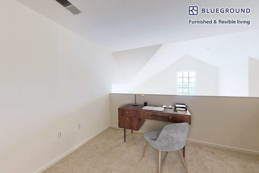 Building Photo - 1700 E 5th St