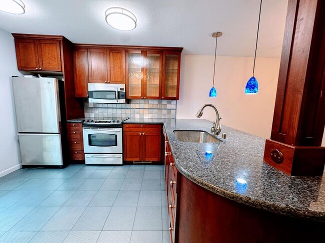 Building Photo - 2224 Woodside Ln