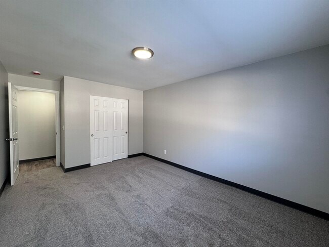 Building Photo - 379 Huse Rd