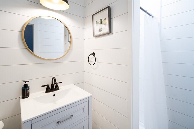 Building Photo - 10628 Lee Ave