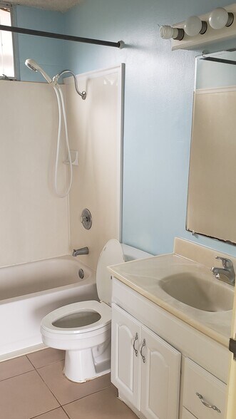 BAtghroom - 95-061 Waikalani Dr