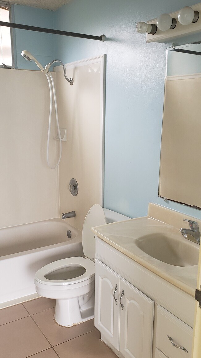 BAtghroom - 95-061 Waikalani Dr