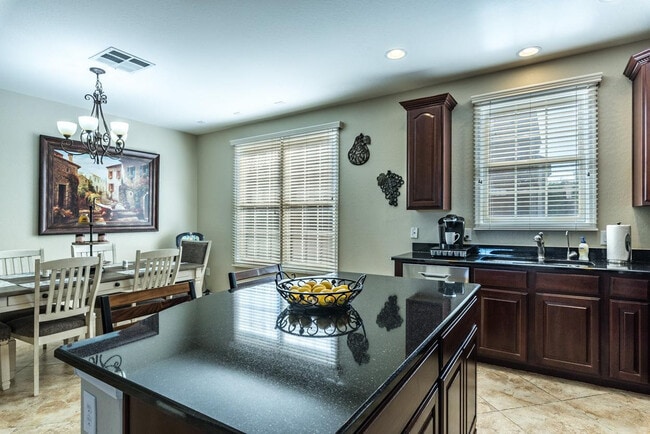 Building Photo - 1628 E Canyon Creek Dr
