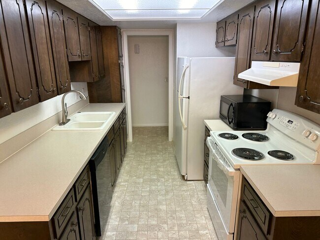 Building Photo - 3 Bedroom 2 Bathroom Single Story Home