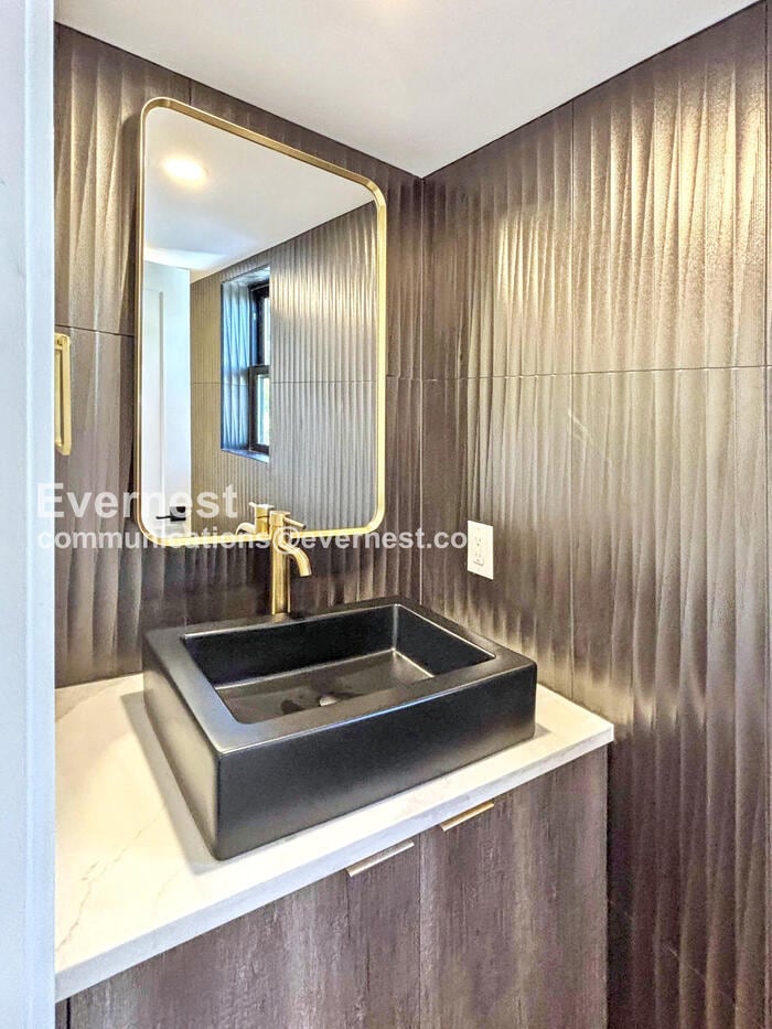 Building Photo - 2162 S Ash St