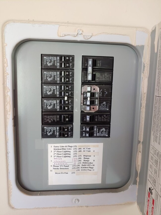 Building Photo - Gorgeous Spacious TownHome in Downtown Mou...