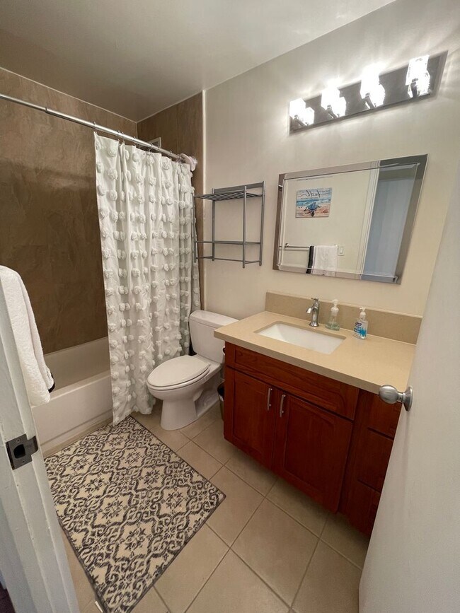 Building Photo - Skyline Living | Furnished 2-Bedroom with ...