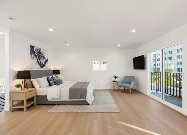 Building Photo - 828 N Detroit St