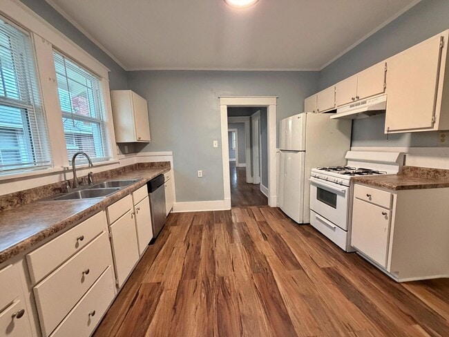 Building Photo - Recently Renovated Brick Home Minutes Away from Crosstown, Midtown, Rhodes & More!