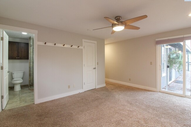 Building Photo - 5 Bed/3 Bath + an Office/Bonus Room House