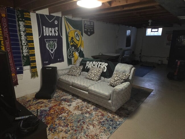 Building Photo - Updated 3 bedroom Racine ranch