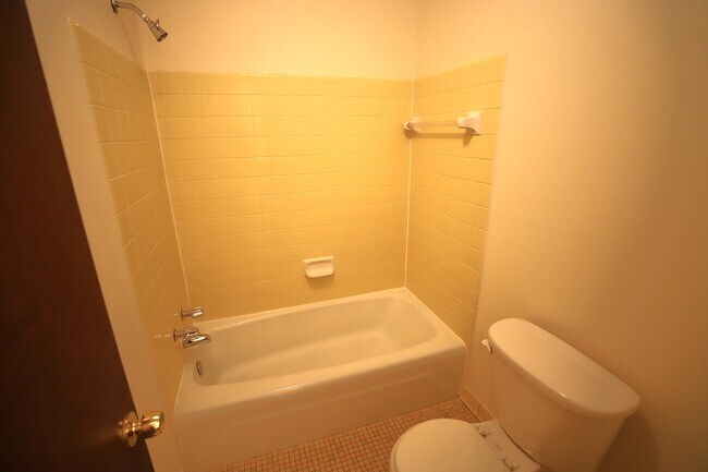 Tub/Shower - Chalet Apartments