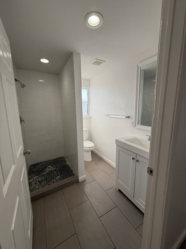 Building Photo - Charming Renovated 1BR Near The Pearl & River Walk