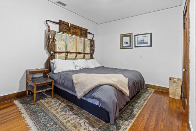 Building Photo - 204 NE 3rd Ave