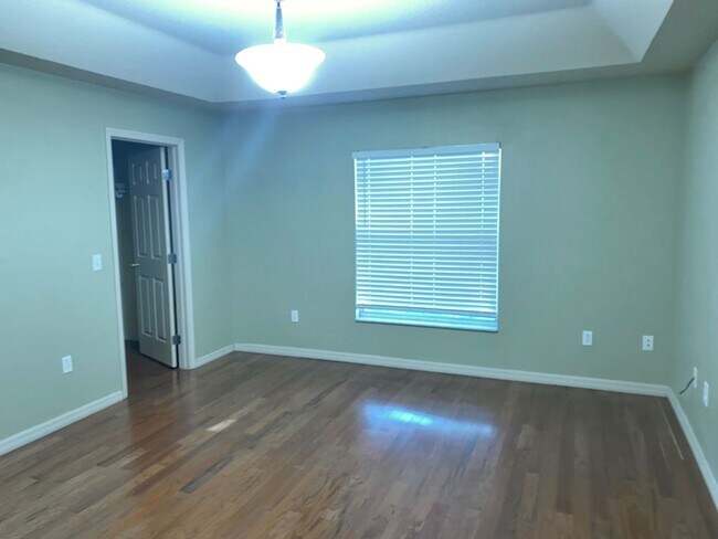 Building Photo - 3/2 Rental With Large Fenced Backyard