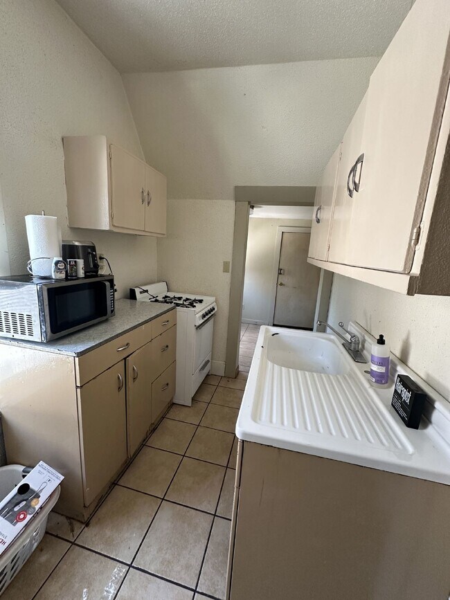 Building Photo - 3 Bed 1 Bath duplex close to UWEC!