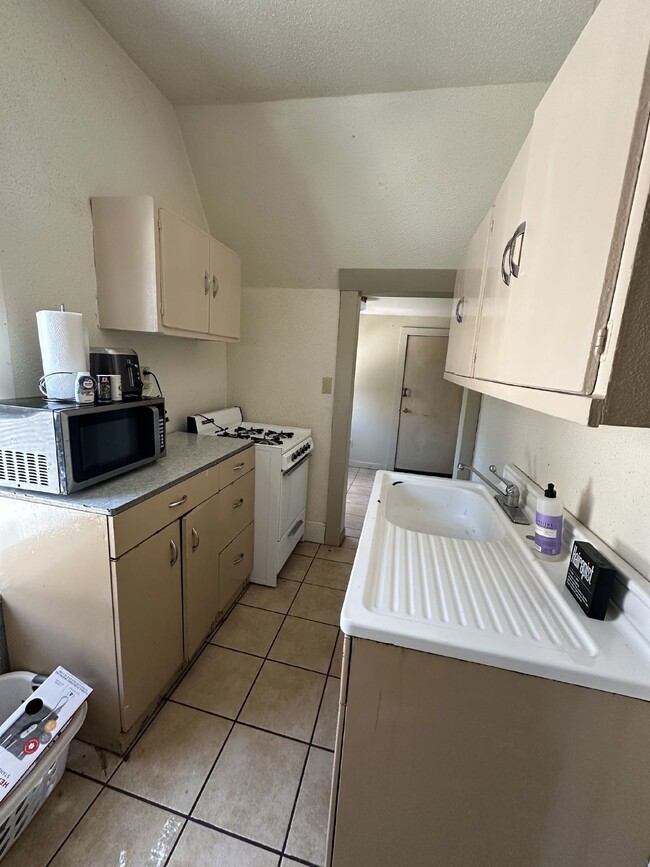 Building Photo - NO SECURITY DEPOSITS Great 3 Bed 1 Bath du...