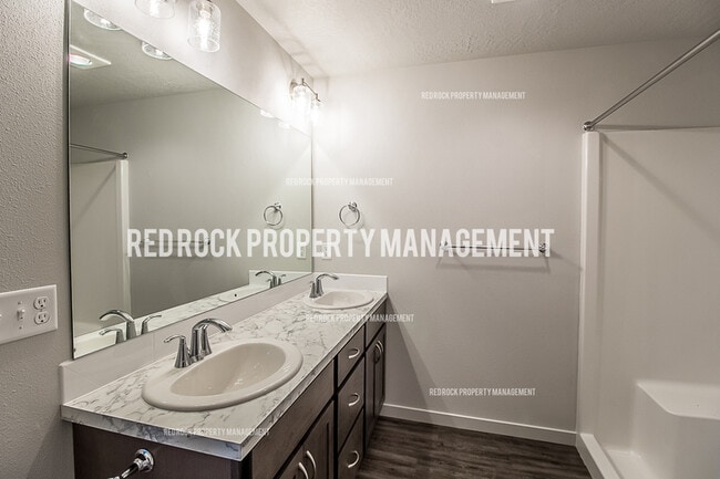 Building Photo - 303 Woodlawn Ln