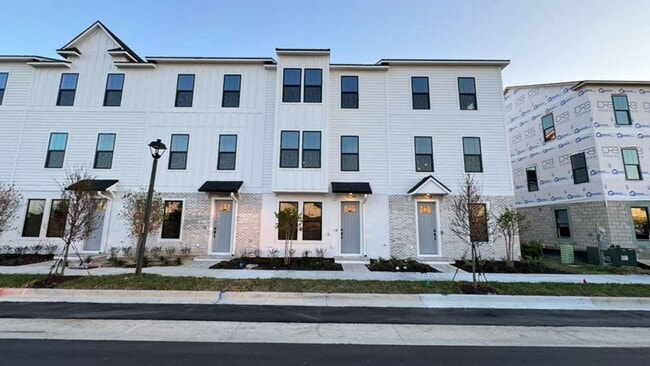 Building Photo - 15244 Groveside