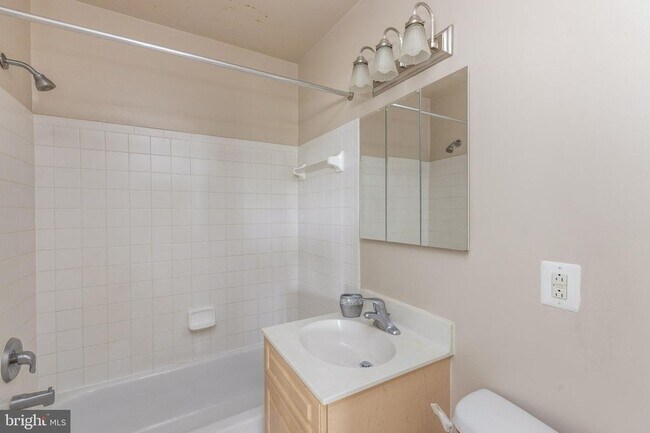 Building Photo - 1009 Chillum Rd