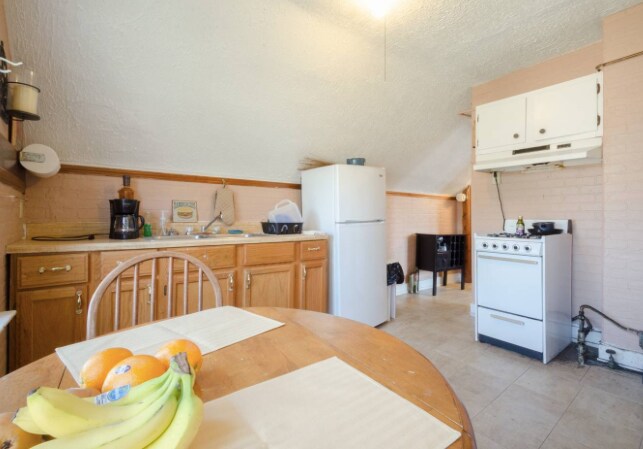 Building Photo - 2451 Maplewood Ave