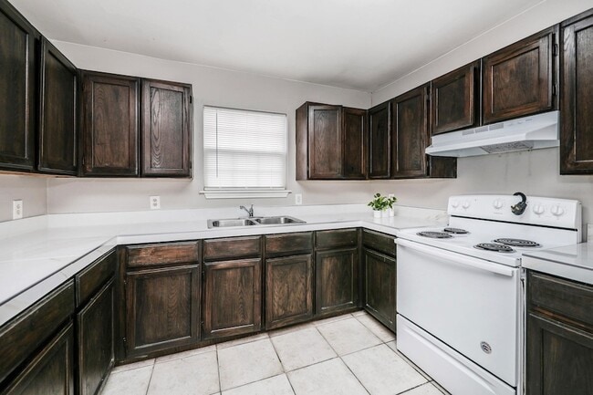 Building Photo - 2220 Santa Cleotilde Ave