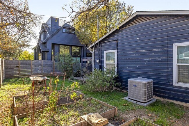 Building Photo - 713 E 45th St