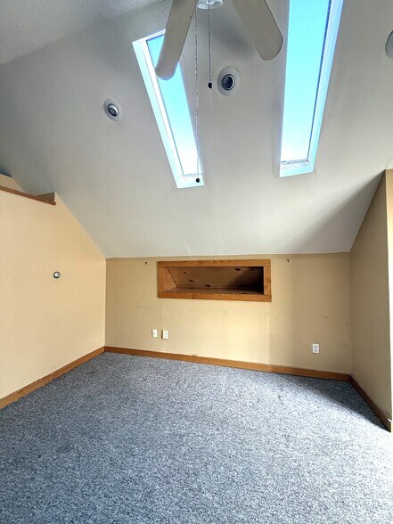 Building Photo - 913 W 9th St