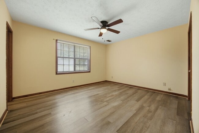 Building Photo - 1701 Rose Garden Ln