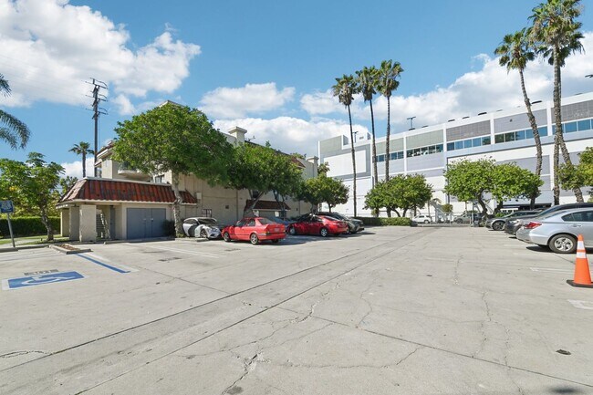 Building Photo - 3BD/2BA Apartment with Laundry In-Unit, Appliances, Tandem Parking & More | 1MO. Free OAC
