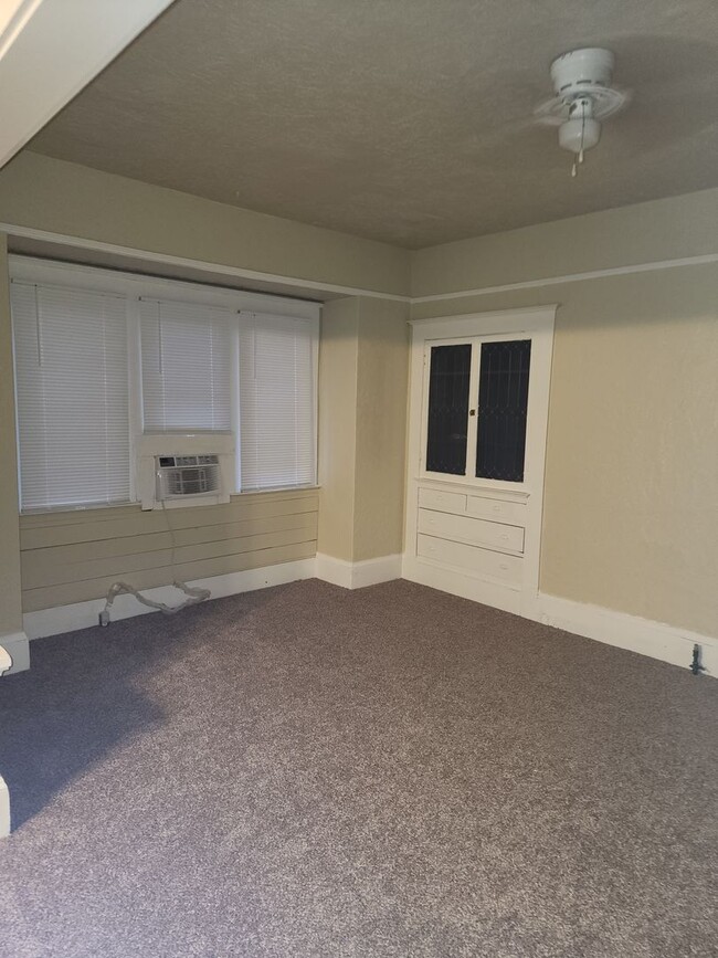 Building Photo - Move in Special -Downtown home, 3 bedroom,...