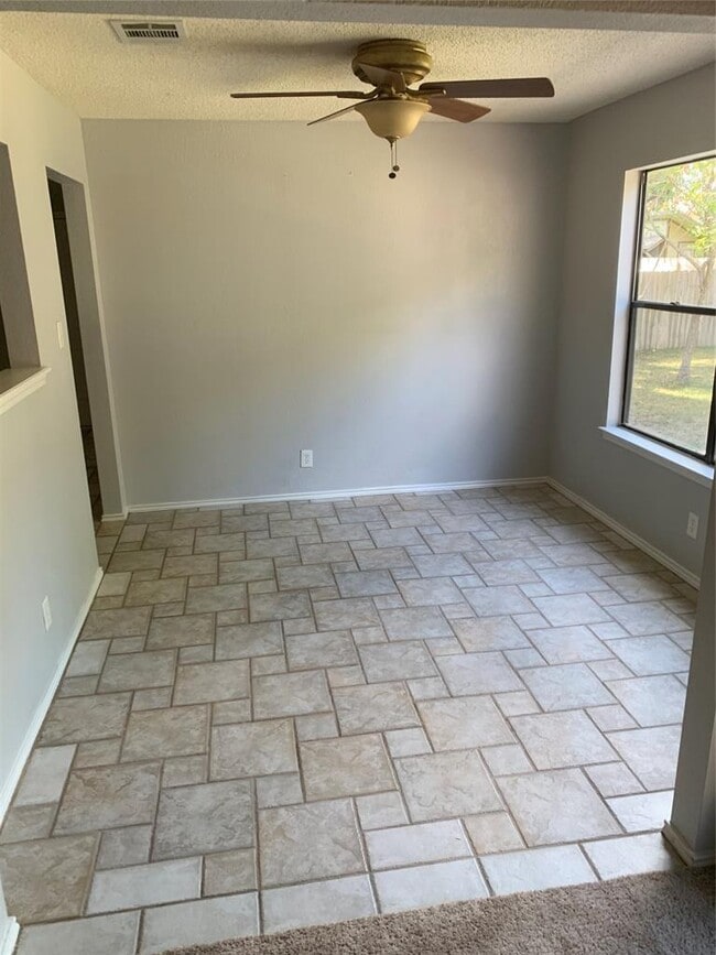 Building Photo - 807 Forest Trail