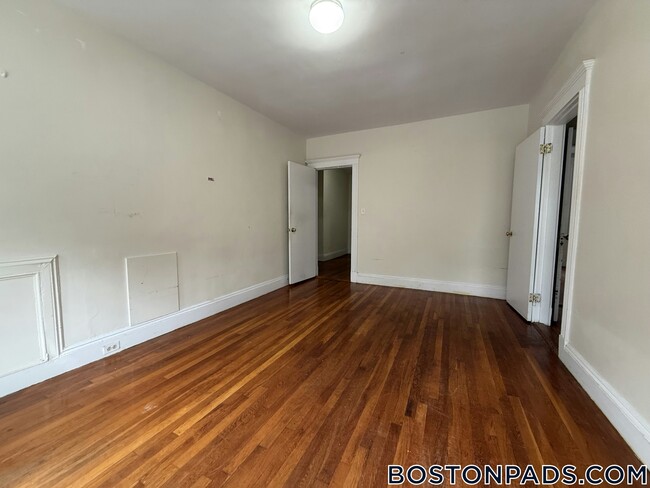 Building Photo - 231-235 Park Dr