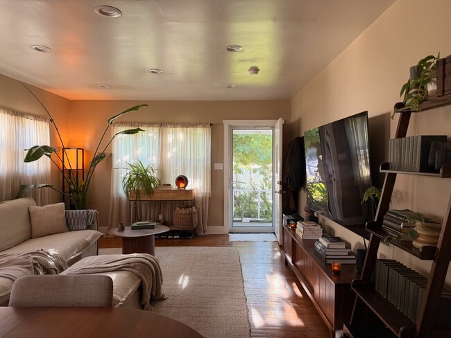 Building Photo - 957 N Avenue 49