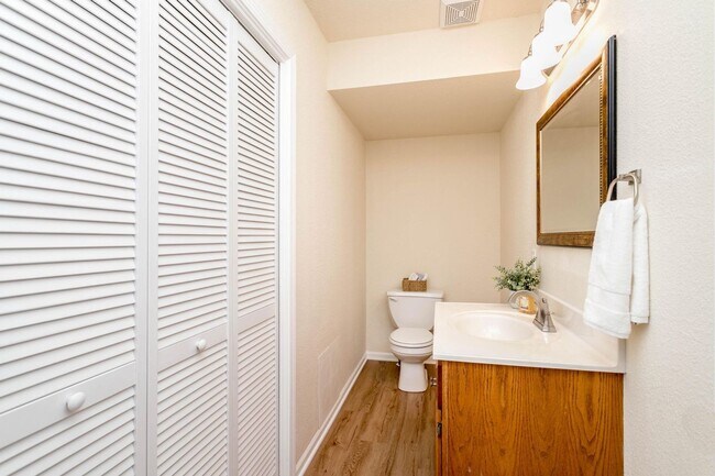 Building Photo - 4522 Waterloo Dr