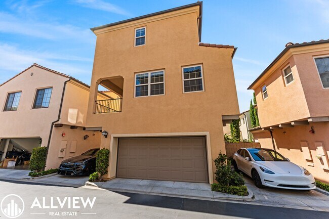 Building Photo - Your Next Home Awaits – Beautiful 3-Bedroom Irvine Townhome