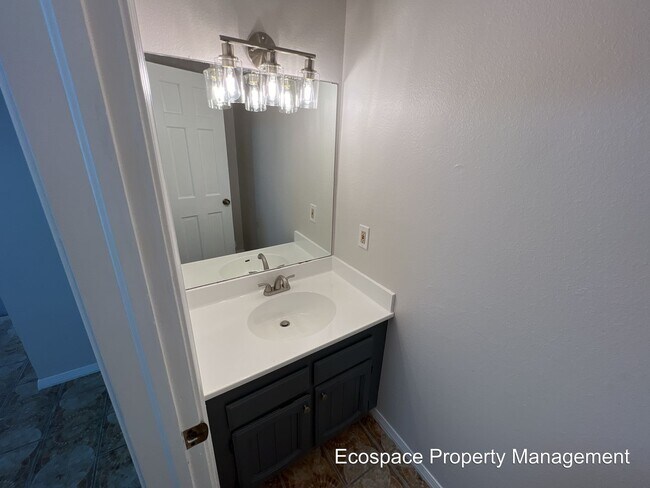 Building Photo - Four Bedroom House in the Smoky Hill neigh...