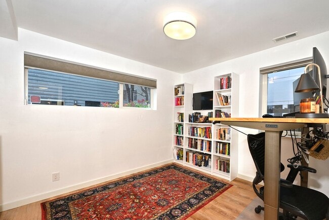 Building Photo - Ballard Townhouse - In Unit Washer/Dryer, Rooftop Deck