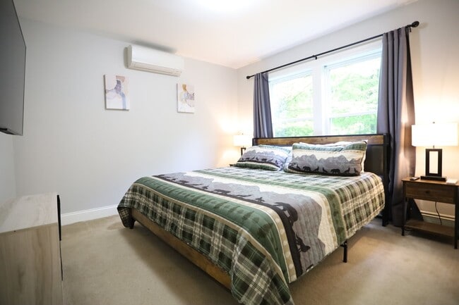 Building Photo - 4 Bed FURNISHED Winter Seasonal - Private Home Close to Ski Mountains! - $2940/mo, 6mo Lease