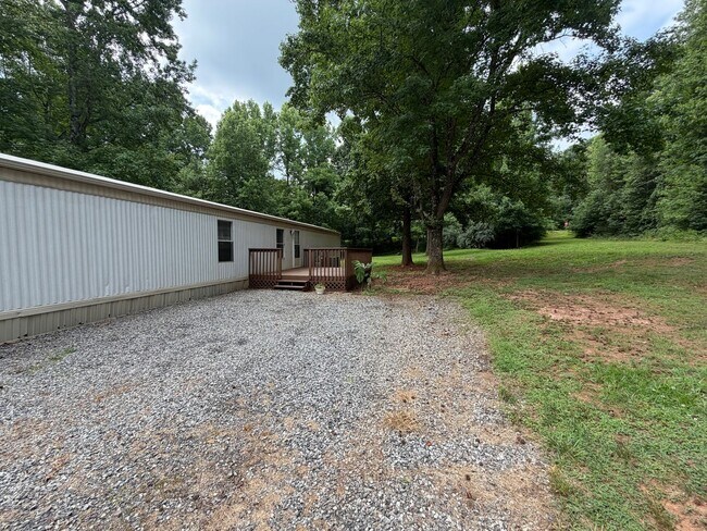 Building Photo - Semi-Country Living