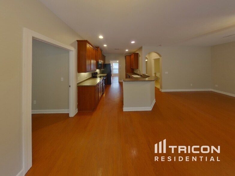Building Photo - 3009 Kingston Cir N