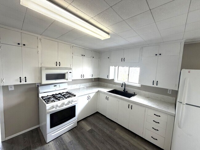 Building Photo - 2 Bedroom Country Home