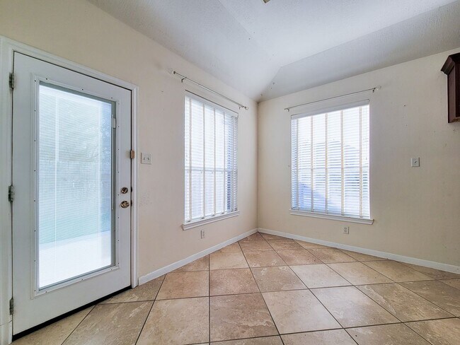 Building Photo - Fantastic looking 4 bedroom and 2 bathroom home in a great neighborhood nestled in the heart of S...