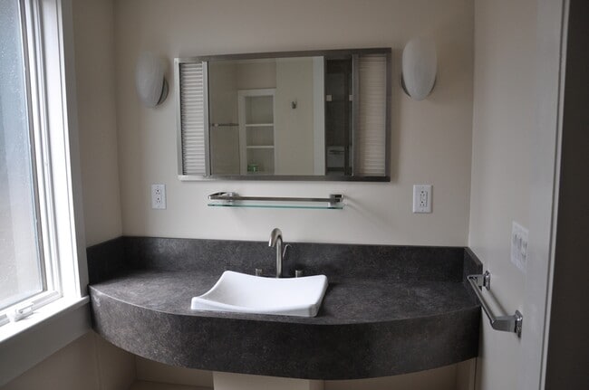 Building Photo - 404 S 5th Ave