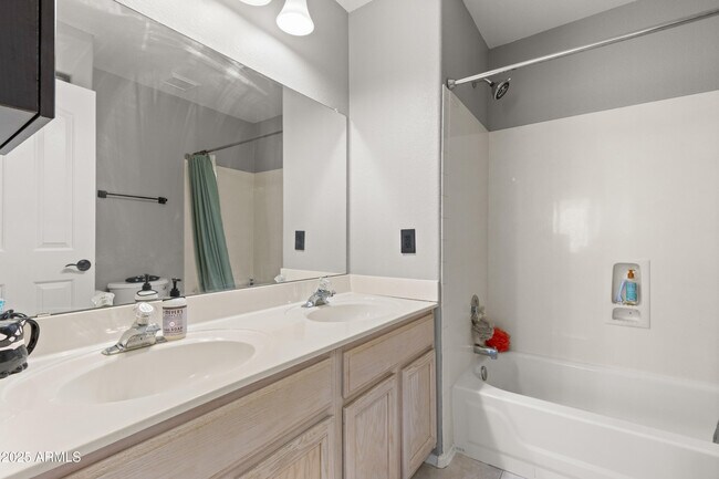 Building Photo - 1018 E Silverwood Dr