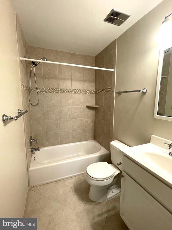 Building Photo - 2661 Glengyle Dr