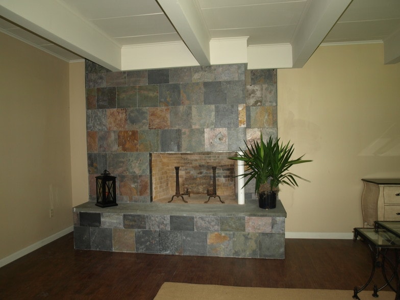 Living room - 9049 River Rd