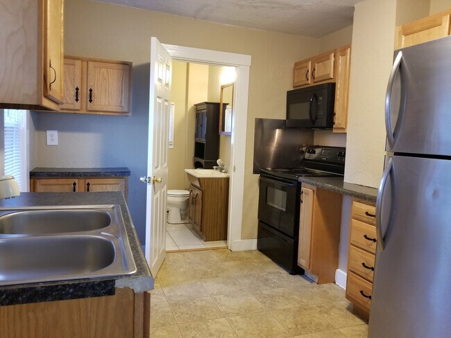 Building Photo - 1 Bedroom Ranch with Den