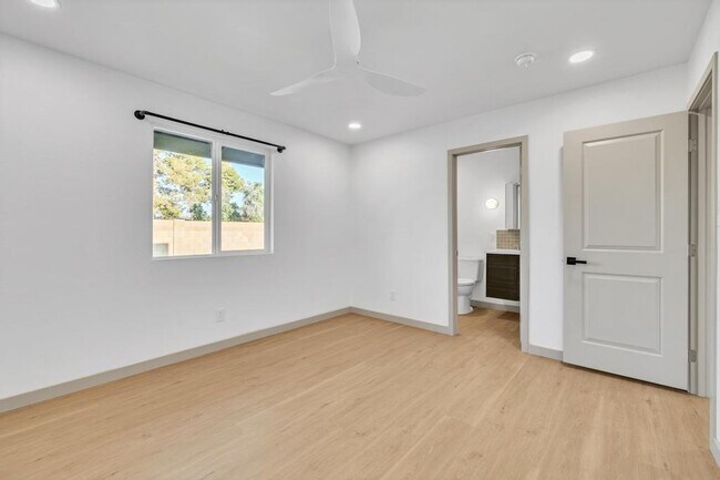 Building Photo - Completely Remodeled 6 bedroom/4 bath Home with New Pool