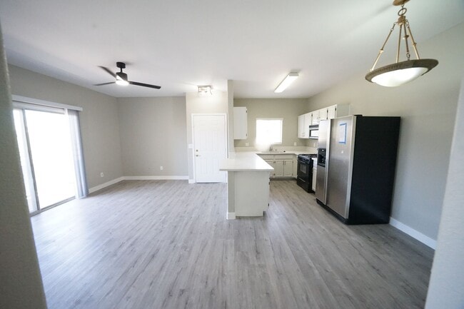 Building Photo - 5655 E Sahara Ave
